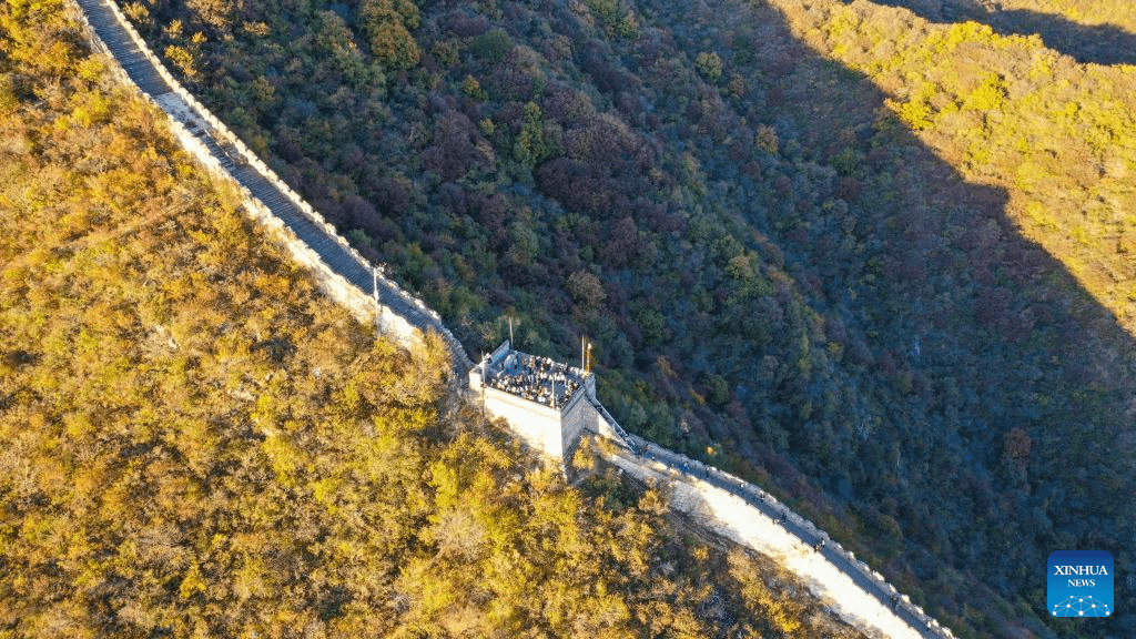 Autumn scenery of Mutianyu section of Great Wall in Beijing-7