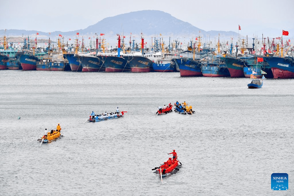 Contestants participate in dragon boat race in Lianjiang County, China's Fujian-3