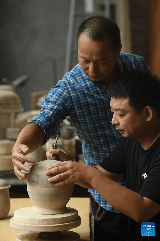 Young porcelain artisan revives celadon ware in ancient Shabu Kiln style-12