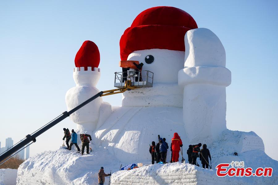 Landmark snowman under construction in NE China-3