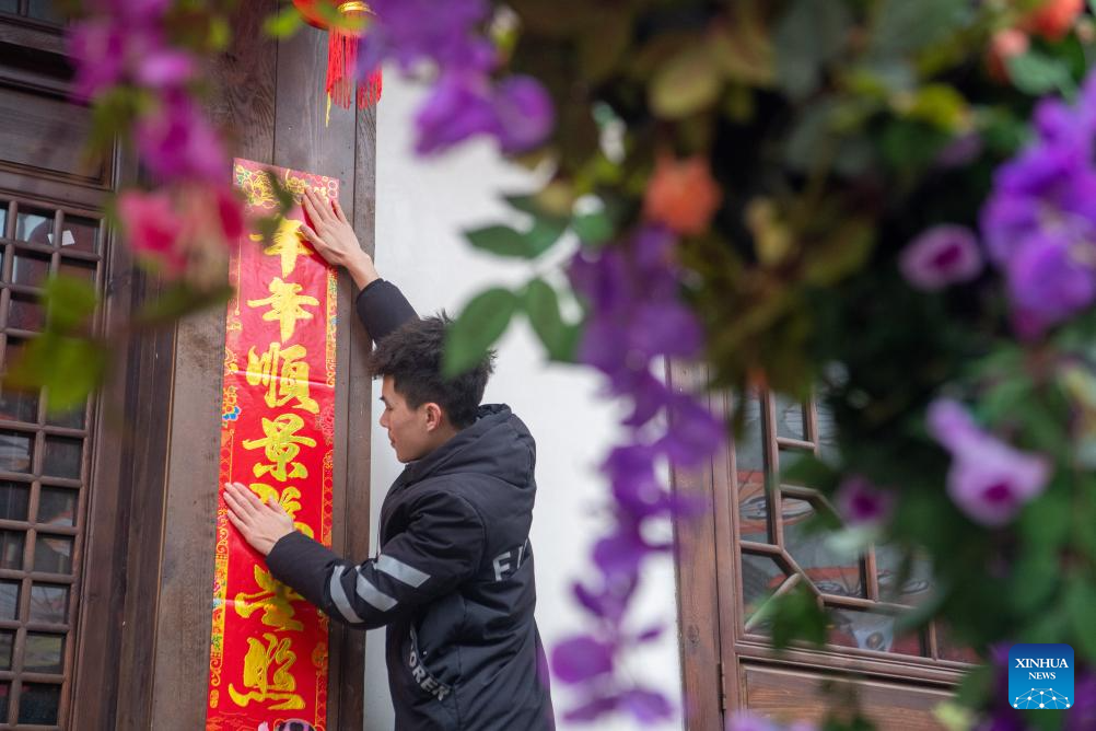 Decorations set up to celebrate upcoming Spring Festival in Yongxi ancient town, SW China-1