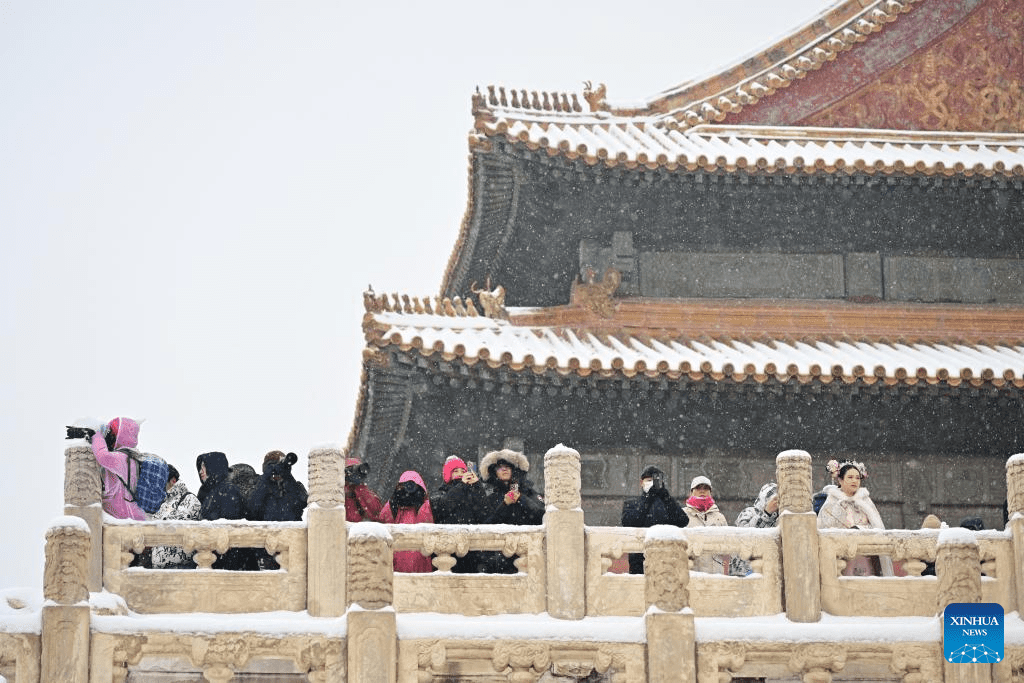 Tourists visit Palace Museum in snow in Beijing-10