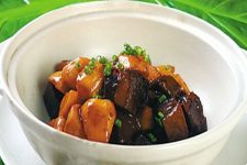 Cooking Braised Pork with Sedge Root