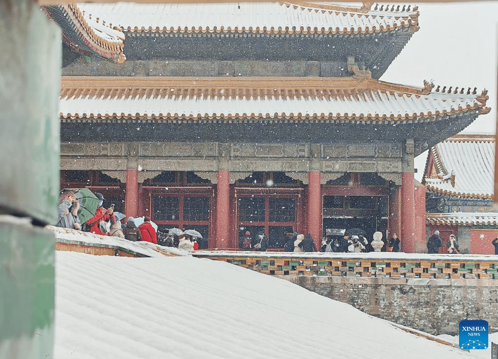 Tourists visit Palace Museum in snow in Beijing-22