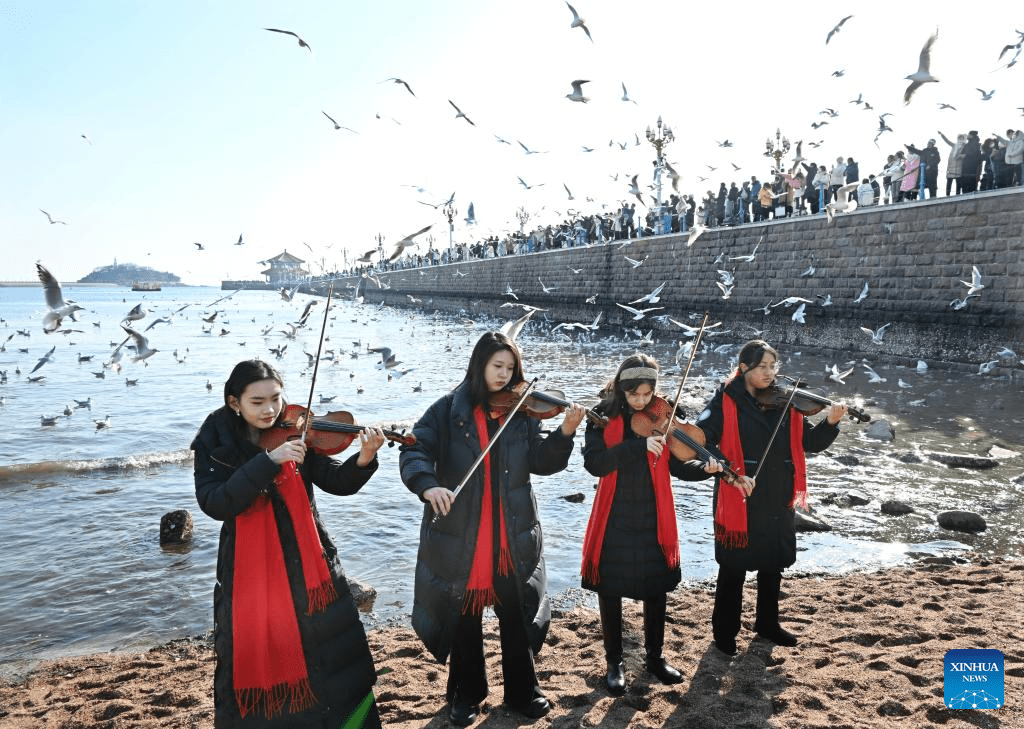 Tourists visit Zhanqiao Bridge scenic spot in east China-3