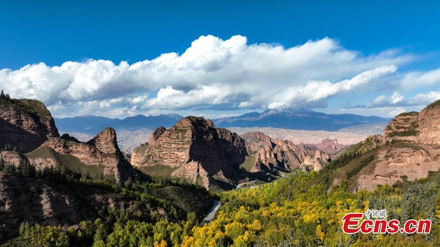 Autumn scenery at Kanbula National Geopark in Qinghai-1