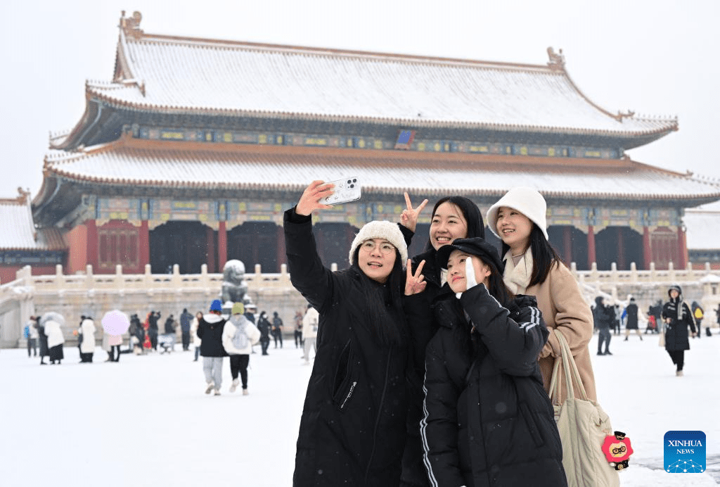 Tourists visit Palace Museum in snow in Beijing-4