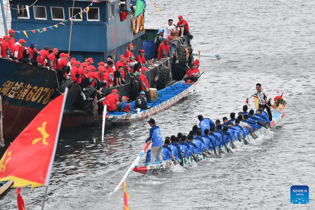 Contestants participate in dragon boat race in Lianjiang County, China's Fujian-10