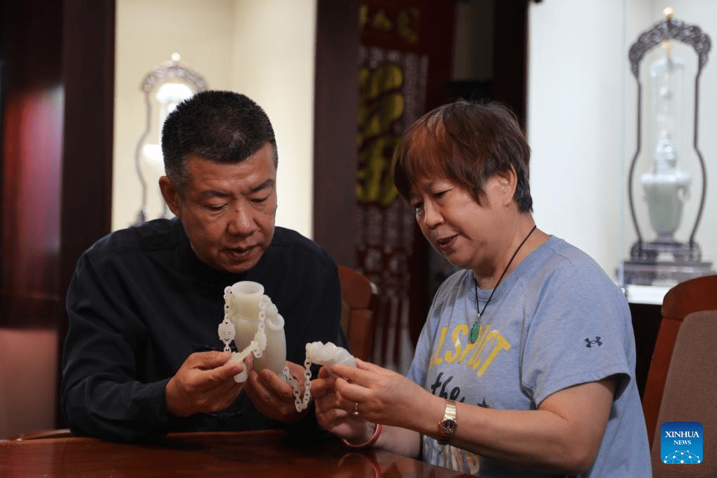 Pic story: inheritor of jade carving art in Beijing-11