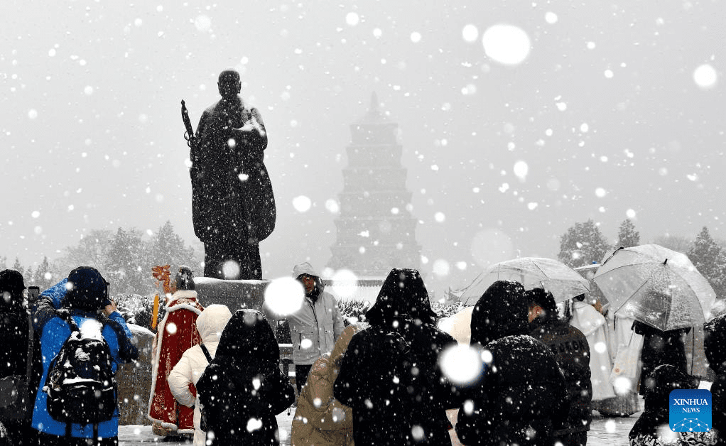 People enjoy snow scenery in Xi'an, NW China's Shaanxi-7