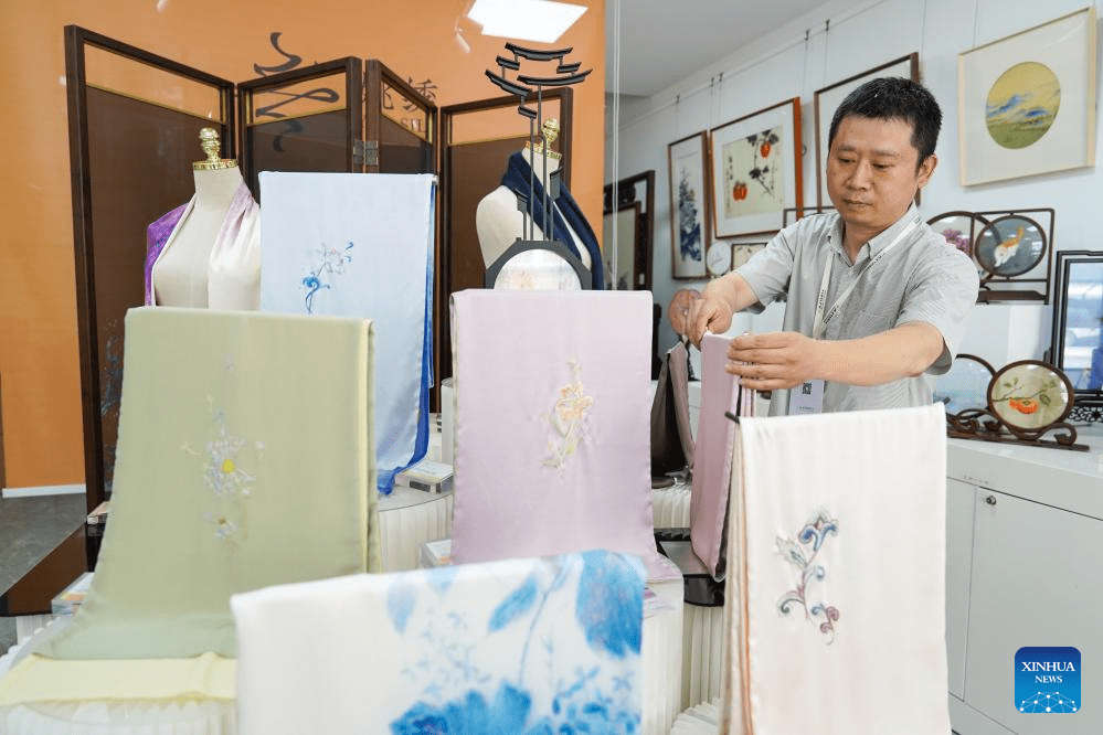 A glimpse of Suzhou embroidery industrial base in Suzhou-8