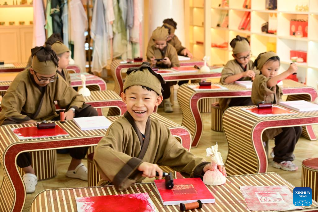 In pics: experience activities on traditional rubbing techniques for children in Qingdao-6