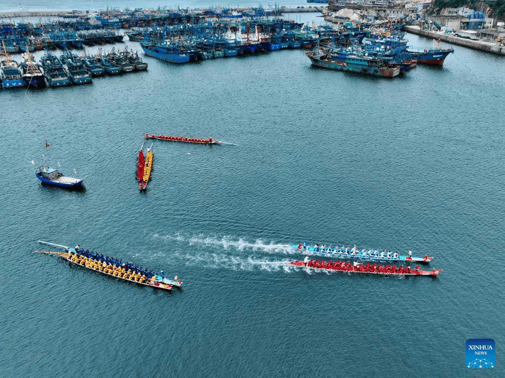 Contestants participate in dragon boat race in Lianjiang County, China's Fujian-4