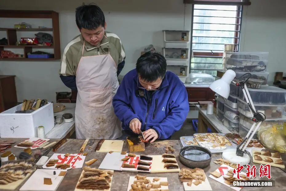 Small town in E China cultivates thriving calligraphy brush industry-14