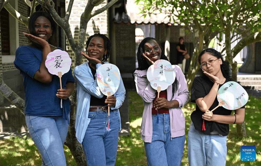 Foreigners learn to make traditional Chinese lacquer fans in Haikou-3