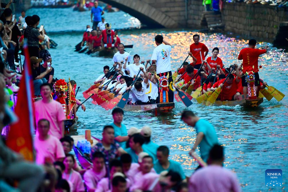 Nighttime dragon boat race held to celebrate Dragon Boat Festival in China's Fujian-9