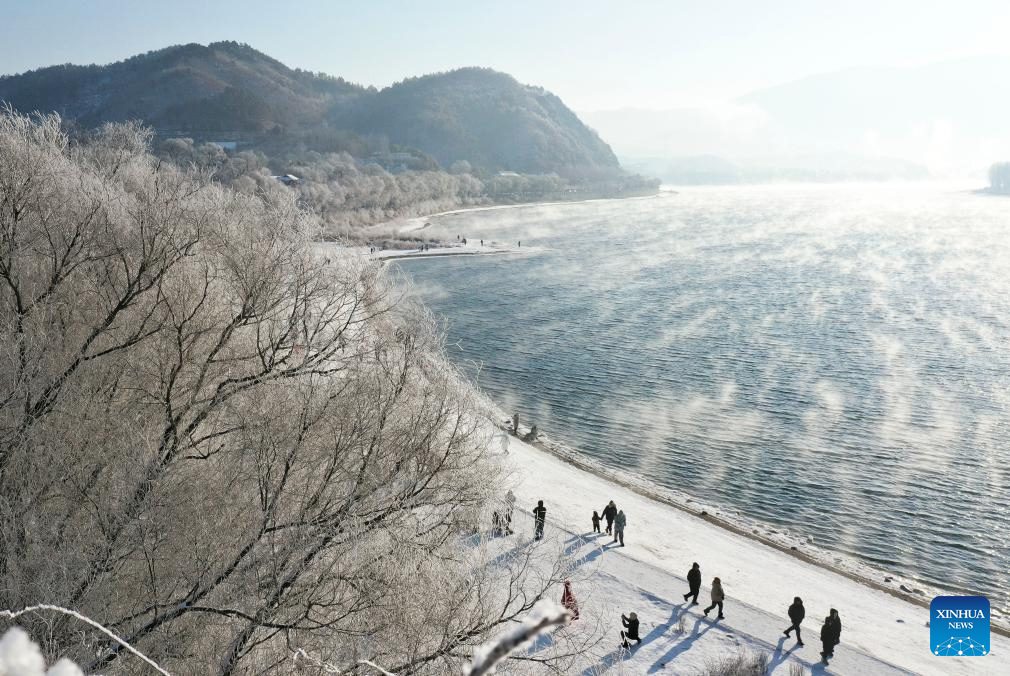 People enjoy rime scenery along Songhua River in NE China's Jilin-5