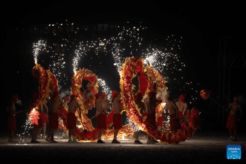 Fire dragon dance show staged for tourists in Harbin-2