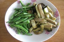 How to Make Dry-Fried Eggplant and Green Beans-3