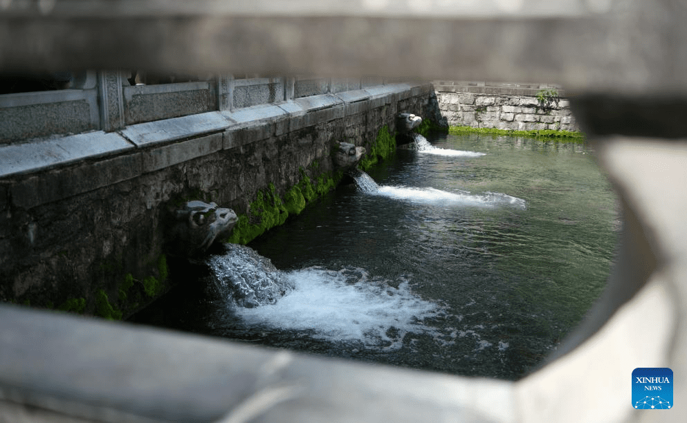 People visit Baotu Spring in Jinan, E China-2