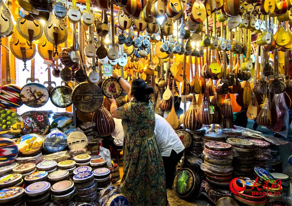 A glimpse of vibrant nightlife at international grand bazaar in NW China's Xinjiang-7