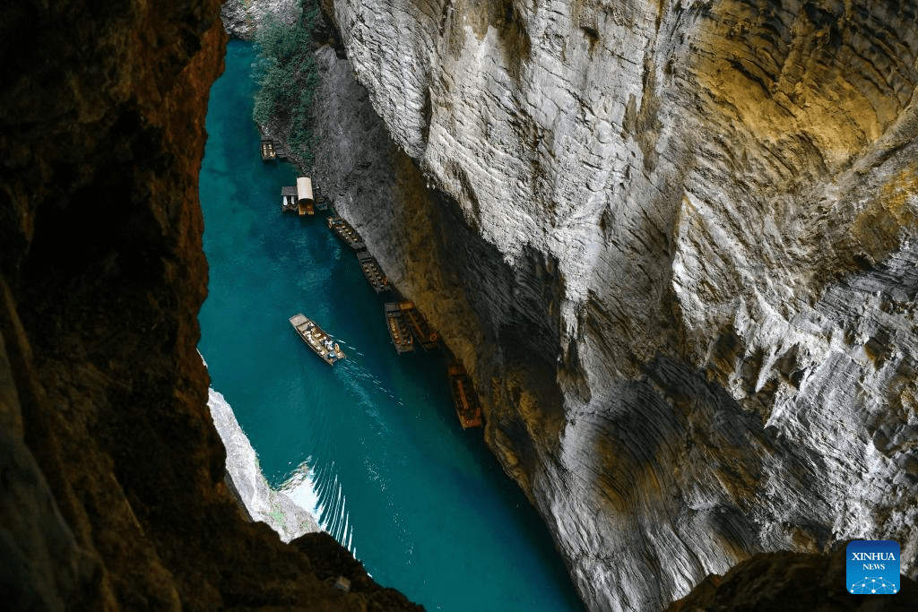 Tourists enjoy view of Pingshan canyon in Hefeng, C China's Hubei-9