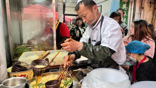 NW China's Tianshui sizzles with visitors flocking to taste local malatang-2