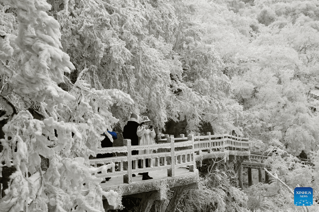 People enjoy rime scenery at Yuntaishan Mountain in Jiangsu, E China-1