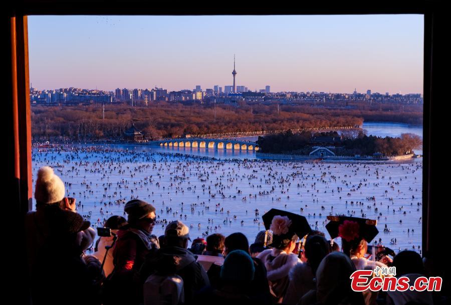 Beijing's largest natural ice rink draws tourists-2