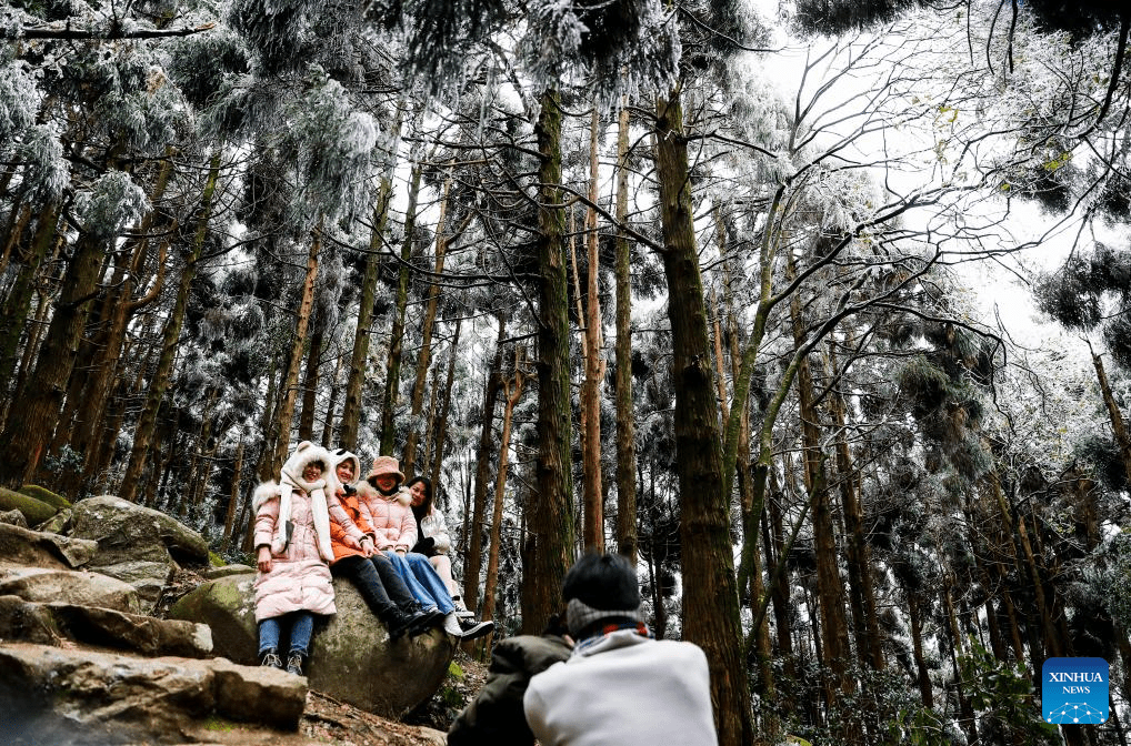 Tourists visit Pingtianshan National Forest Park in south China's Guangxi-1