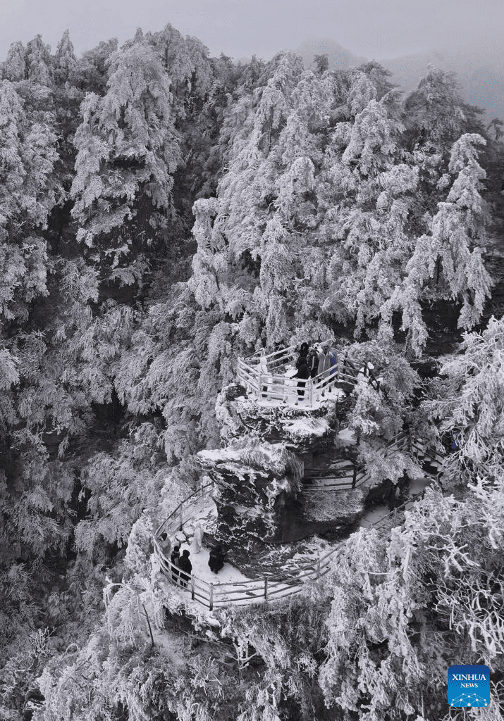 Snow scenery of Zhangjiajie National Forest Park in C China-3