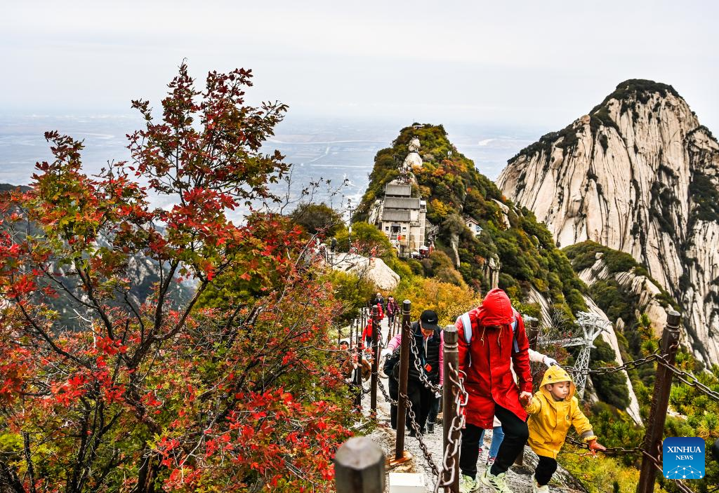 People visit Mount Huashan in NW China's Shaanxi-7