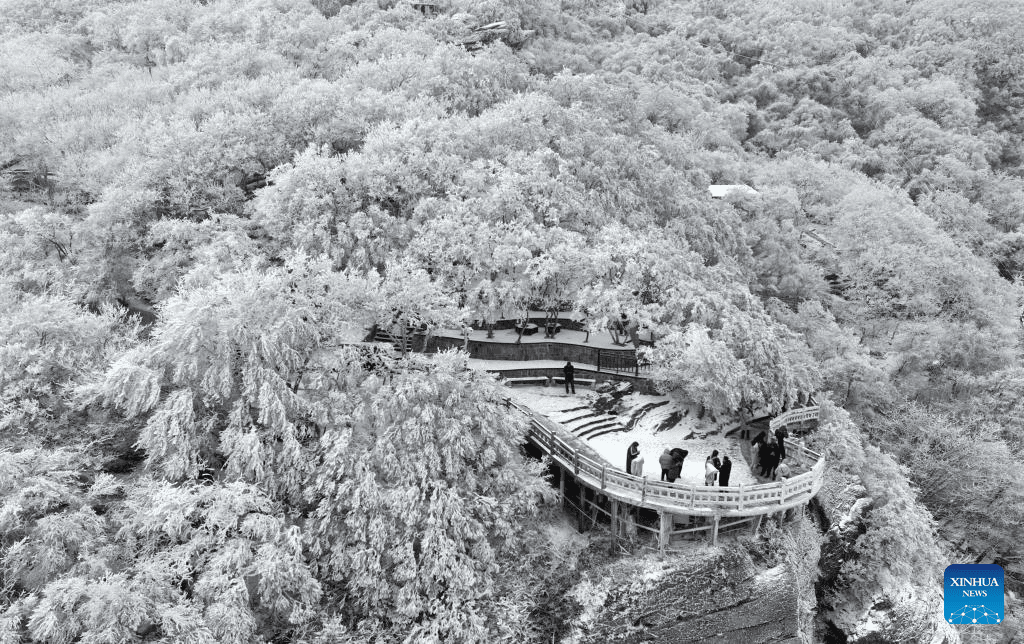 People enjoy rime scenery at Yuntaishan Mountain in Jiangsu, E China-2