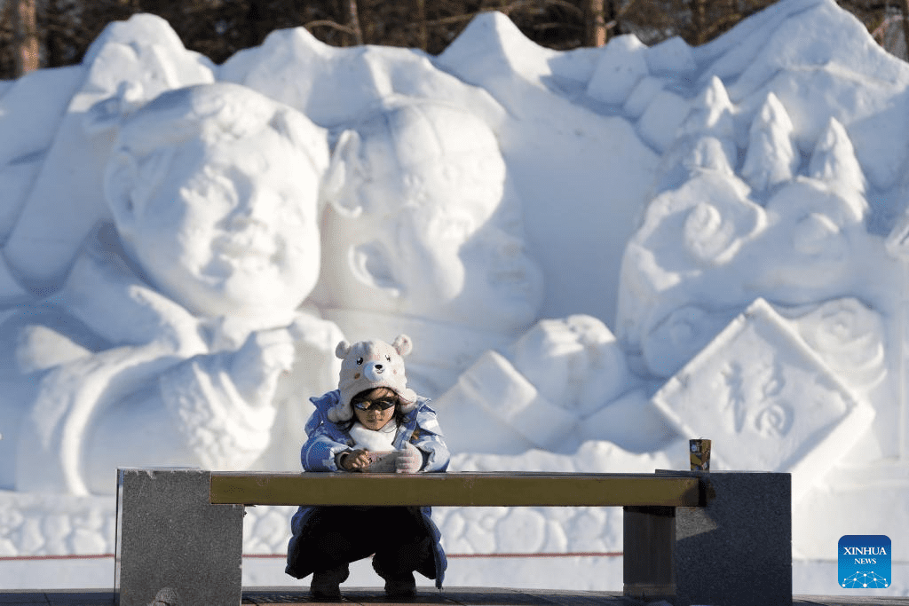 Snow Sculpture Art Expo park closed with rising of temperature-2