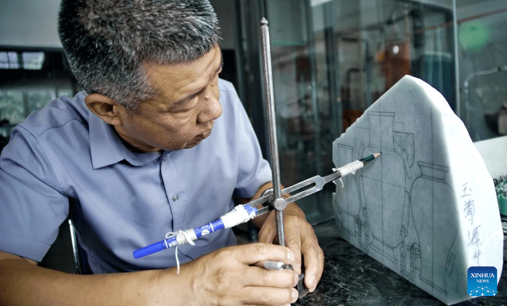 Pic story: inheritor of jade carving art in Beijing-6