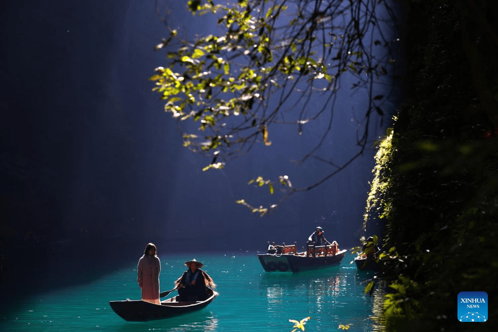 Tourists enjoy view of Pingshan canyon in Hefeng, C China's Hubei-1