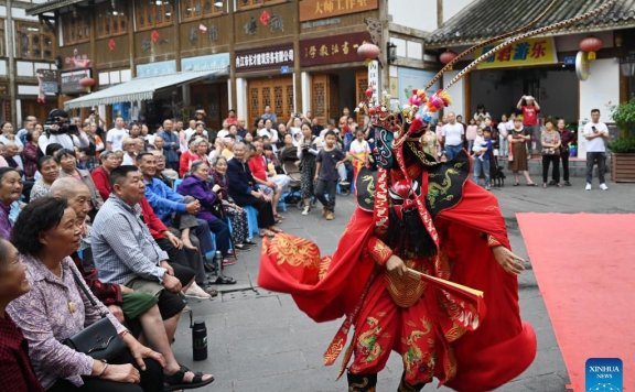 People enjoy 3-day holiday of Dragon Boat Festival across China