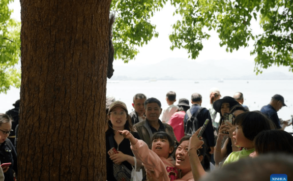 Tourists visit West Lake in Hangzhou, E China