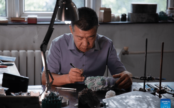 Pic story: inheritor of jade carving art in Beijing