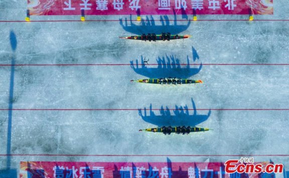 Dragon boat race on ice staged in Xinjiang