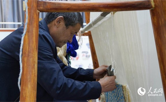 Carpet weaving technique inheritor passes down traditions