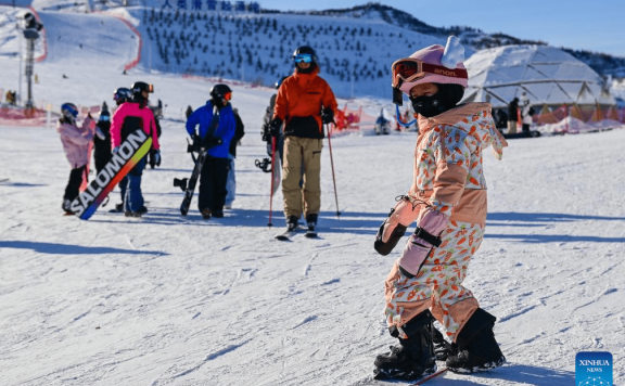 NW China’s Xinjiang turns ice, snow resources into thriving industries