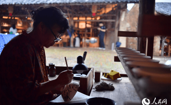 Young artisans chase dreams in “porcelain capital” Jingdezhen