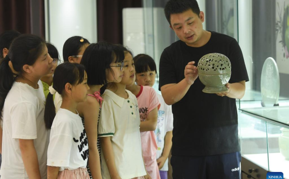 Young porcelain artisan revives celadon ware in ancient Shabu Kiln style