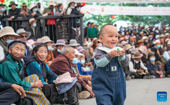 Folk artists stage Tibetan opera performance in Lhasa, SW China’s Xizang