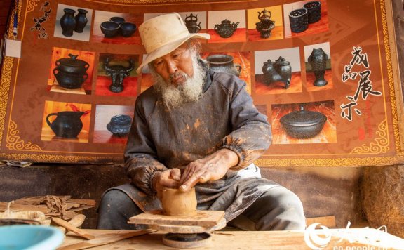 Discover beauty of black pottery in SW China’s Yunnan