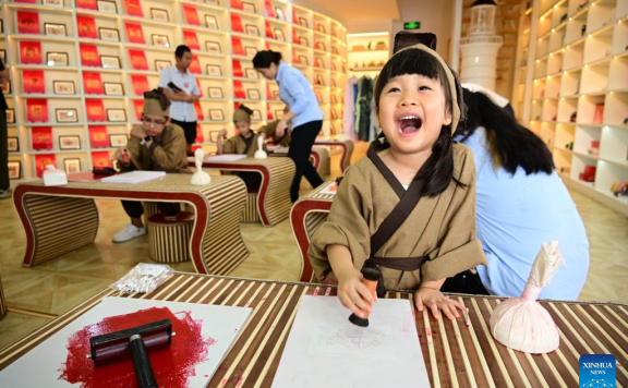 In pics: experience activities on traditional rubbing techniques for children in Qingdao