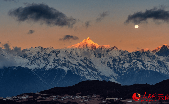 New Year’s first sunlight illuminates mountains in SW China’s Yunnan