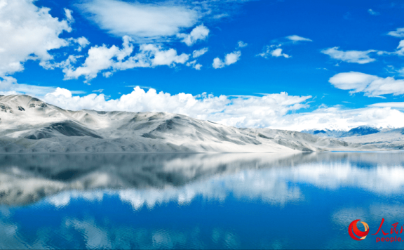 Breathtaking views of cloud-cloaked mountain, lake in NW China’s Xinjiang