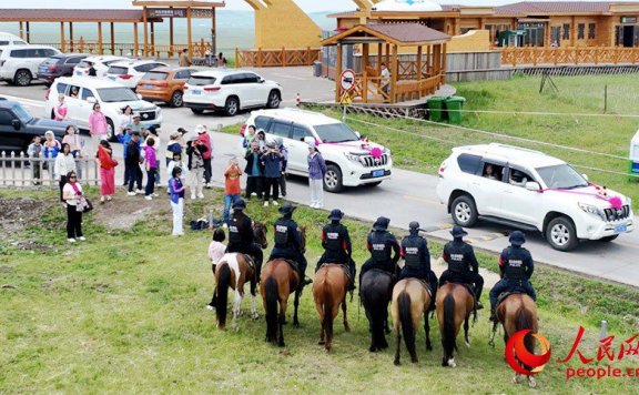 Mounted patrol team becomes a tourist attraction in N China’s Inner Mongolia